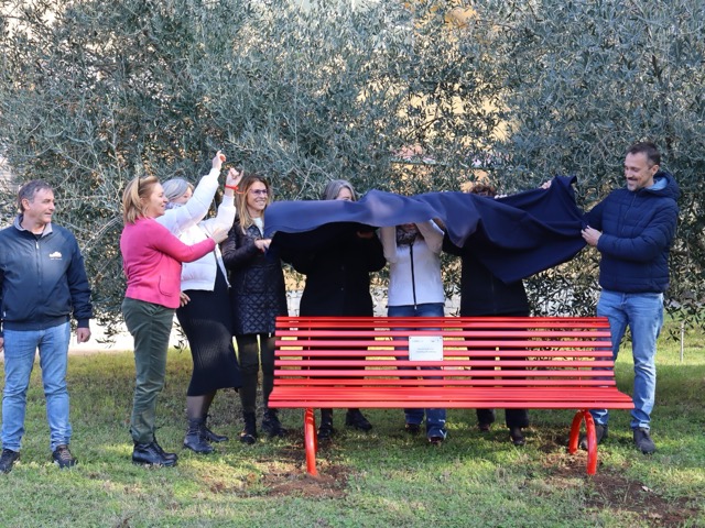 Installazione panchina rossa a Trieste