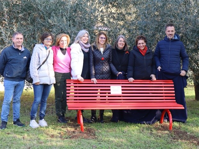 Installazione panchina rossa a Trieste