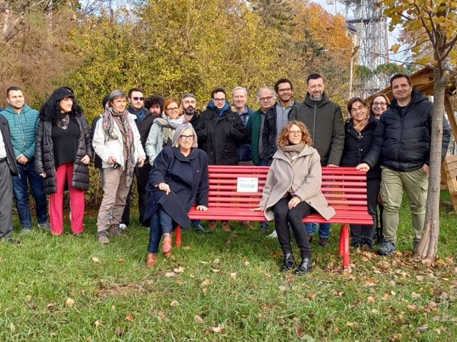 Installazione panchina rossa a Udine