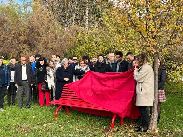 Installazione panchina rossa a Udine